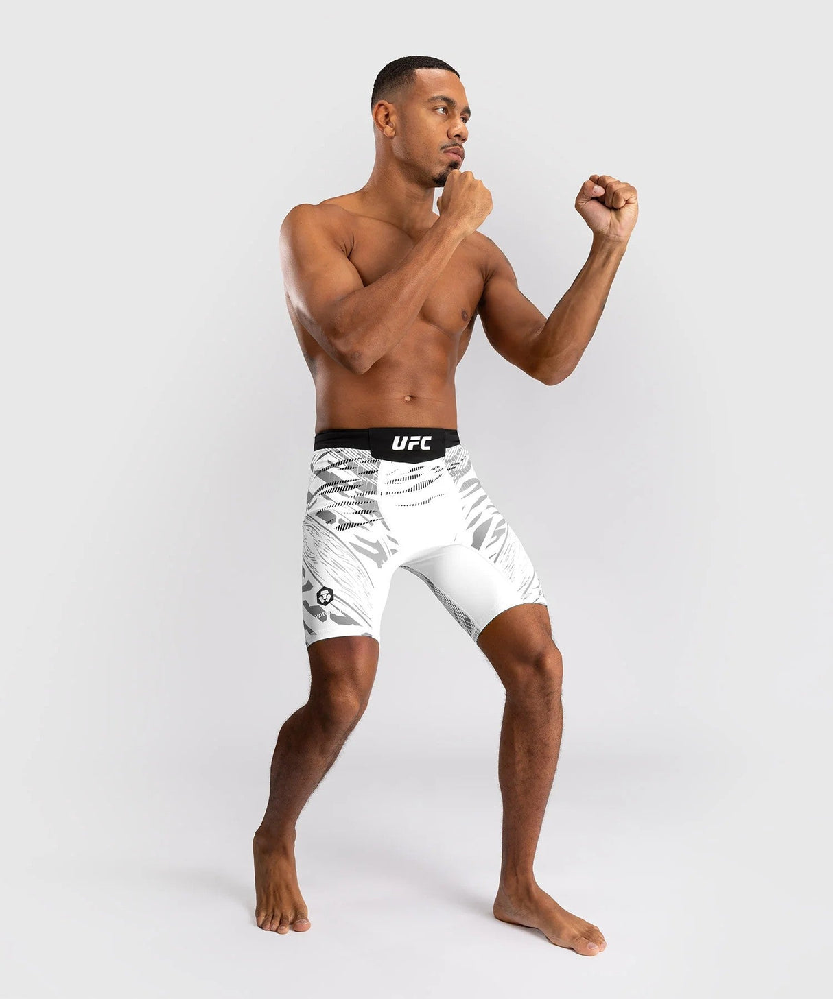 Venum UFC Authentic Fight Night Shorts – weiß