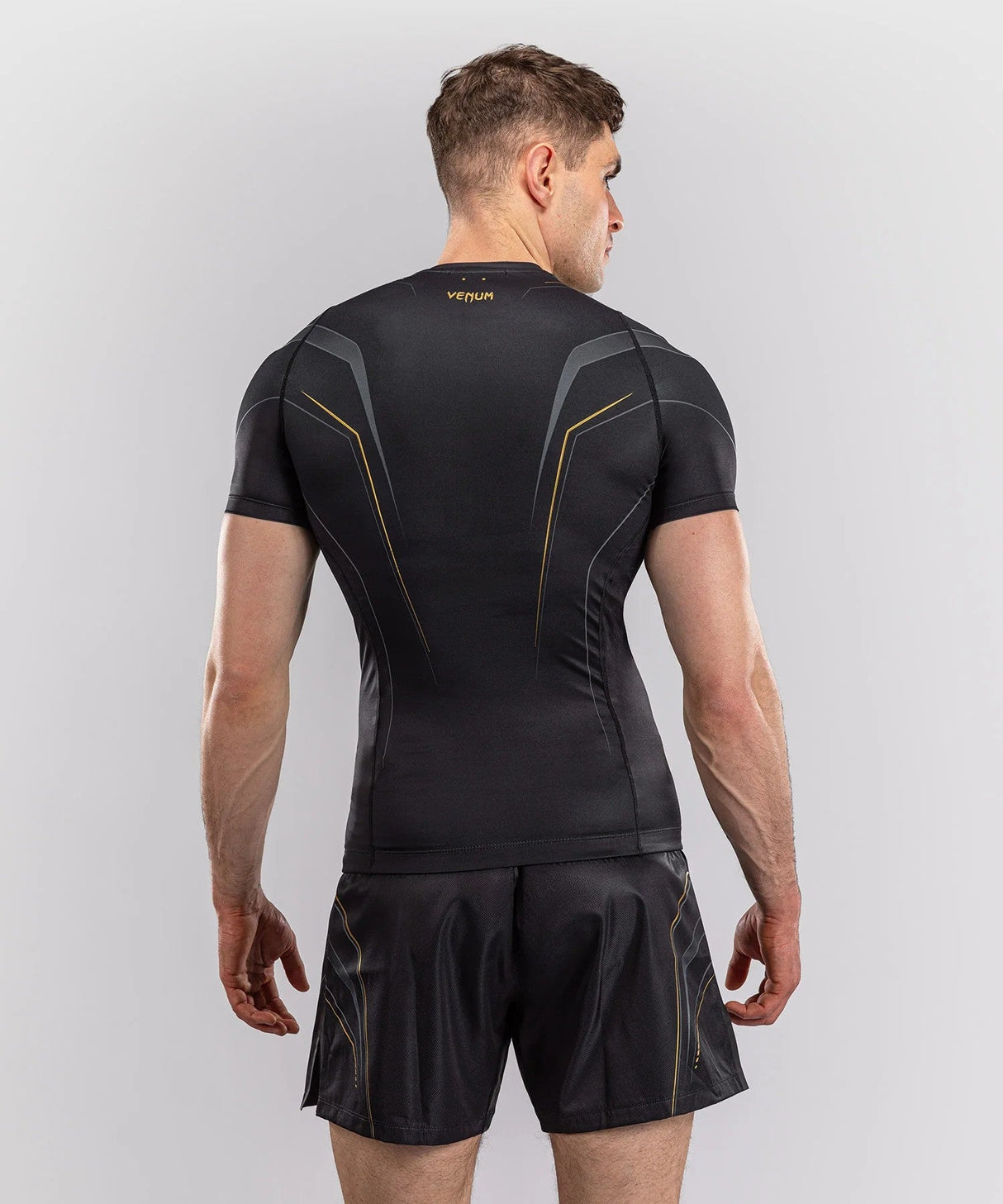 Rashguard à manches courtes Venum Streamline – Noir/Or, VENUM-06296-126