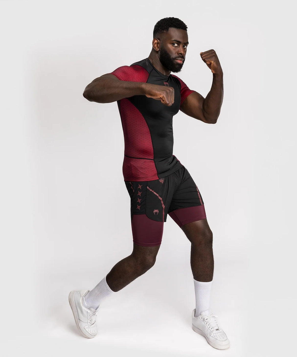 Venum x Assassin’s Creed Shadows Herren-Rashguard mit kurzen Ärmeln – Burgunderrot/Schwarz