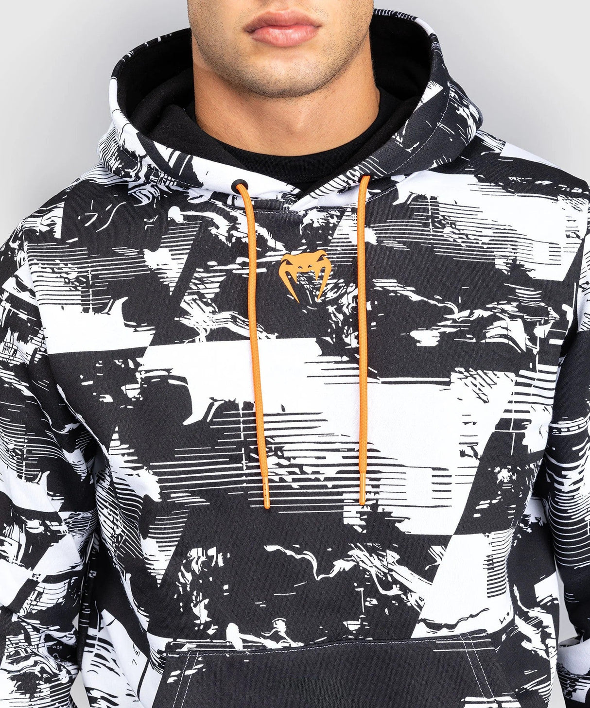 Sudadera con capucha Venum UFC Zenith – Negro/Blanco, VNMUFC-00428-108