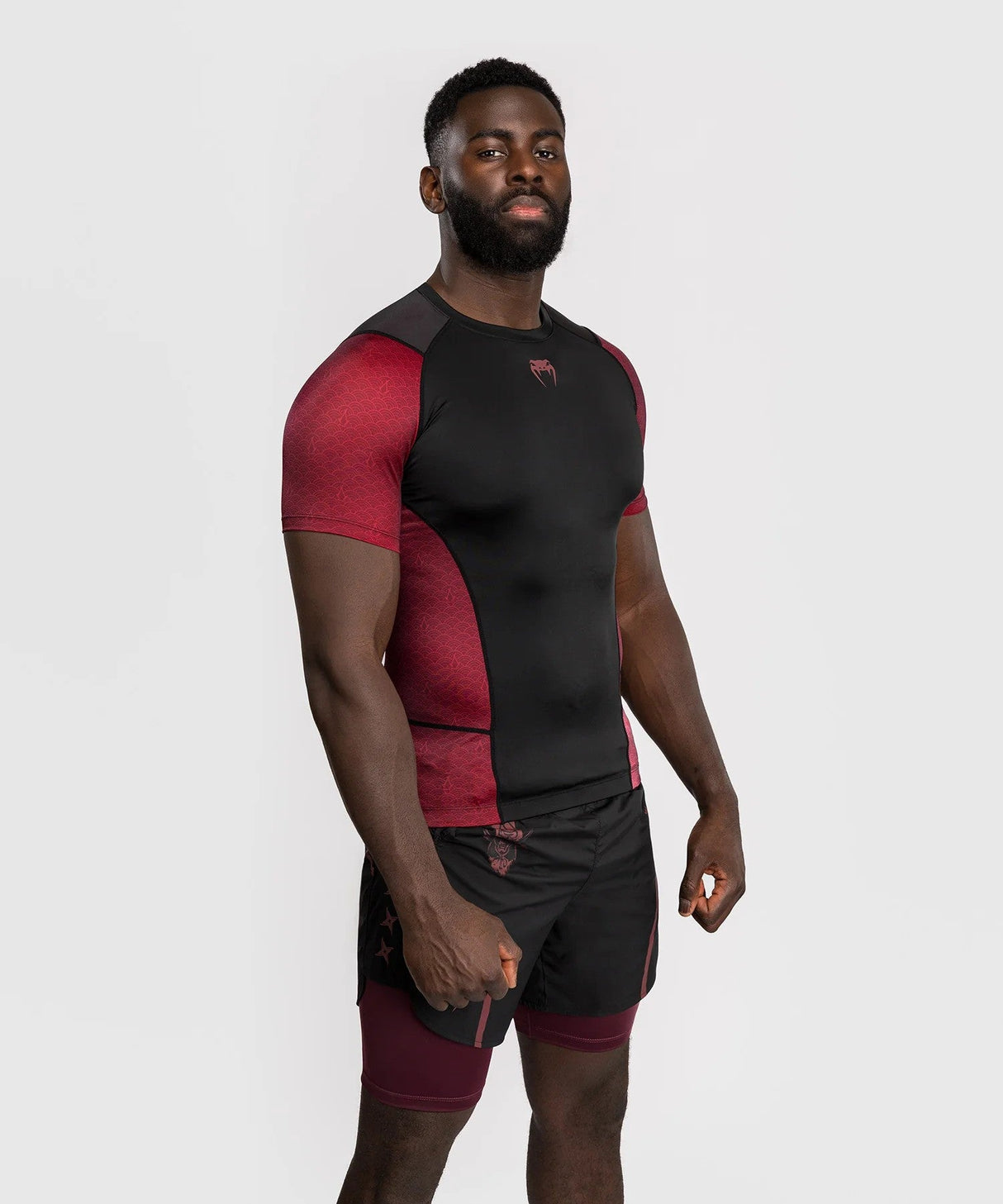 Venum x Assassin’s Creed Shadows Herren-Rashguard mit kurzen Ärmeln – Burgunderrot/Schwarz
