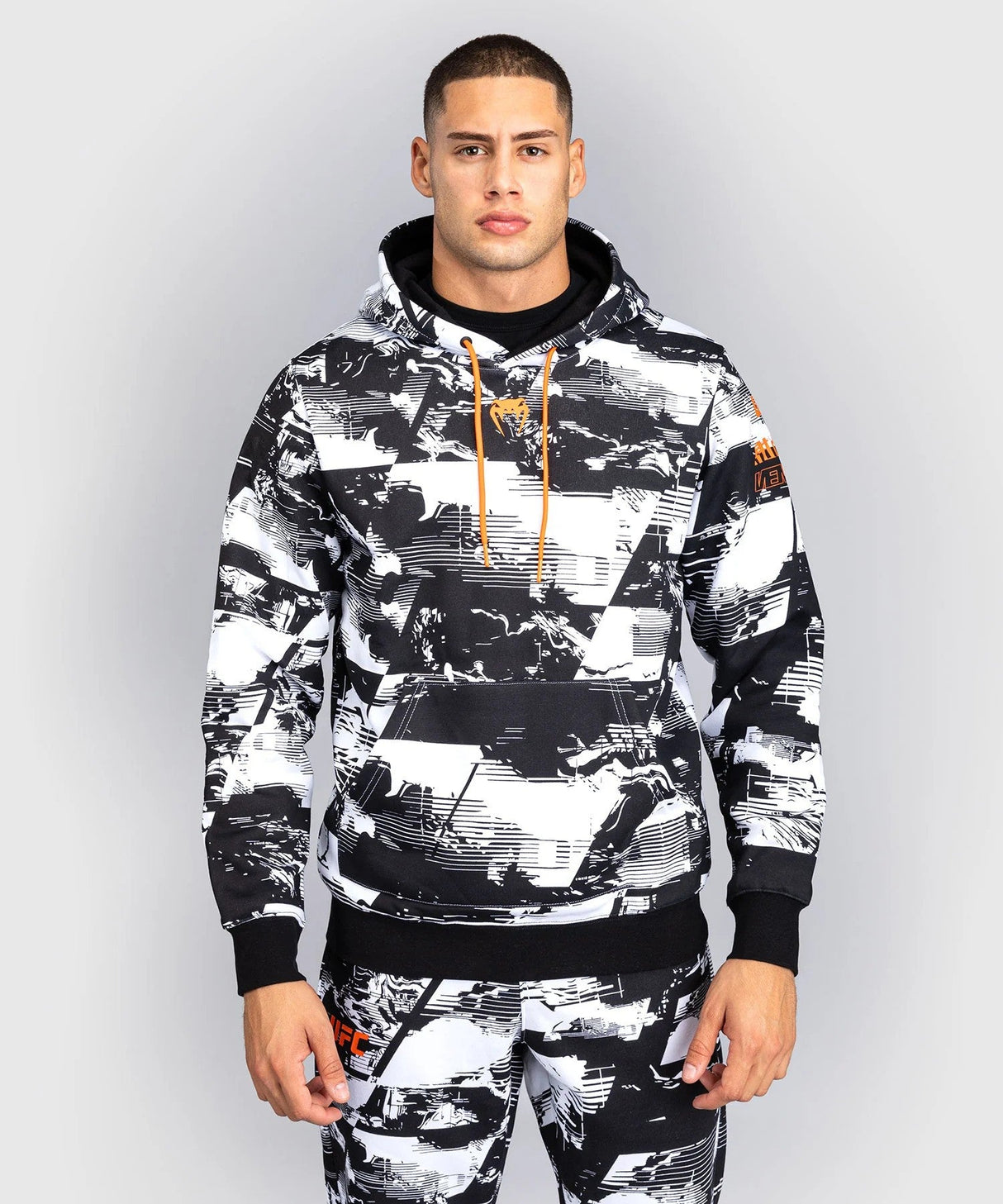 Sudadera con capucha Venum UFC Zenith – Negro/Blanco, VNMUFC-00428-108