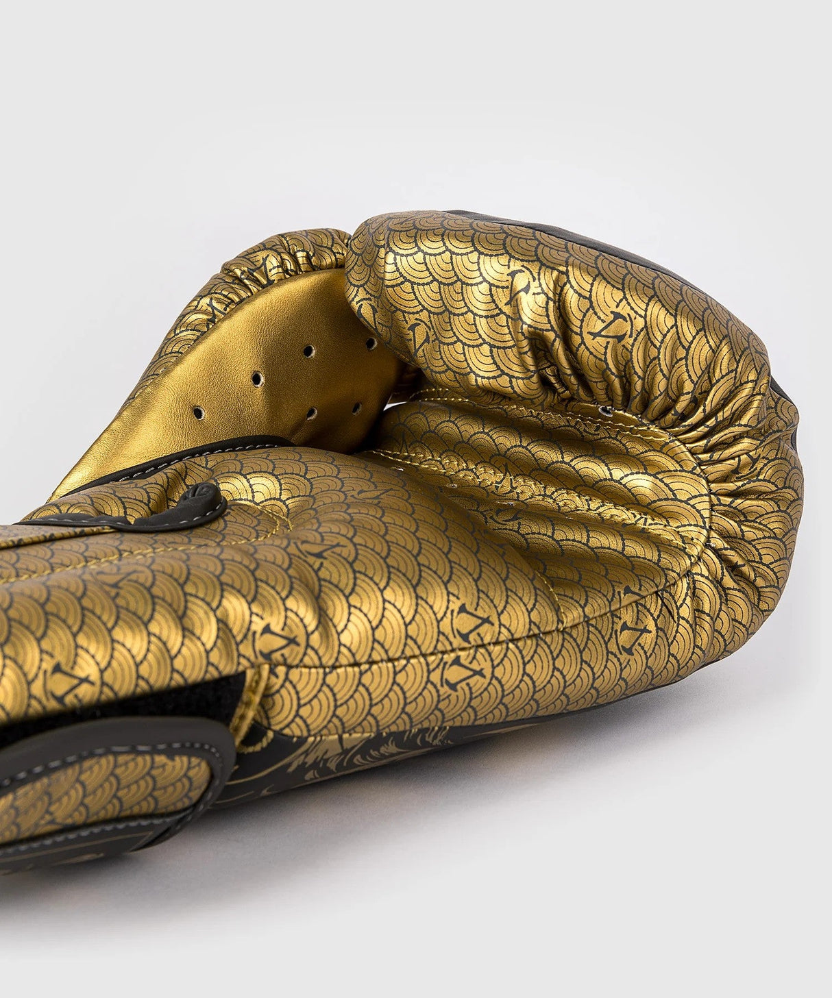 Venum x Assassin’s Creed Shadows Boxing Gloves – Gold, VENUM-05679-126
