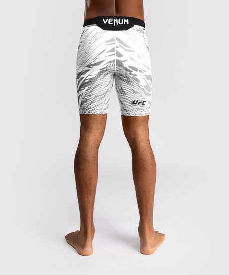 Venum UFC Authentic Fight Night Shorts – weiß