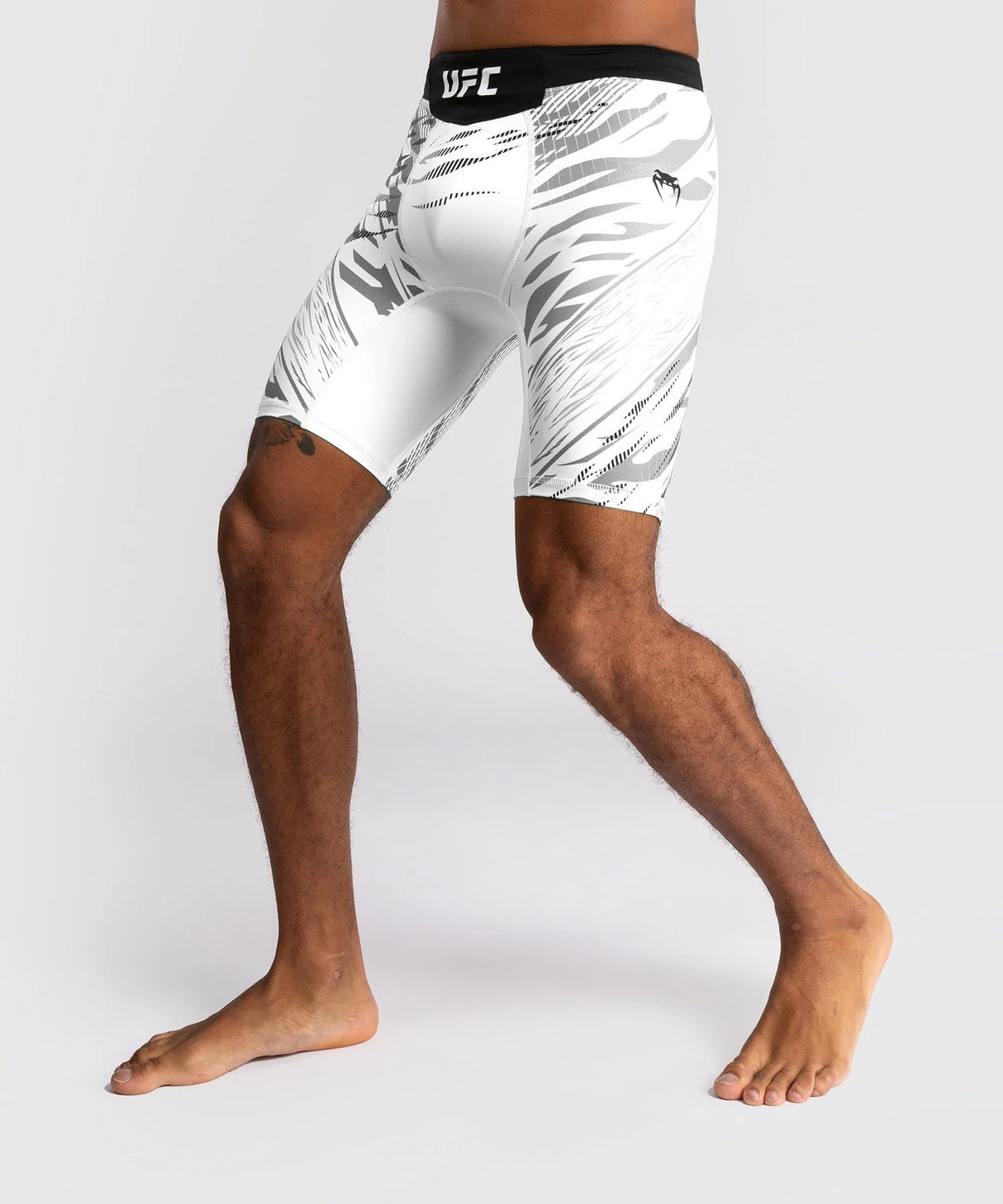 Venum UFC Authentic Fight Night Shorts – weiß