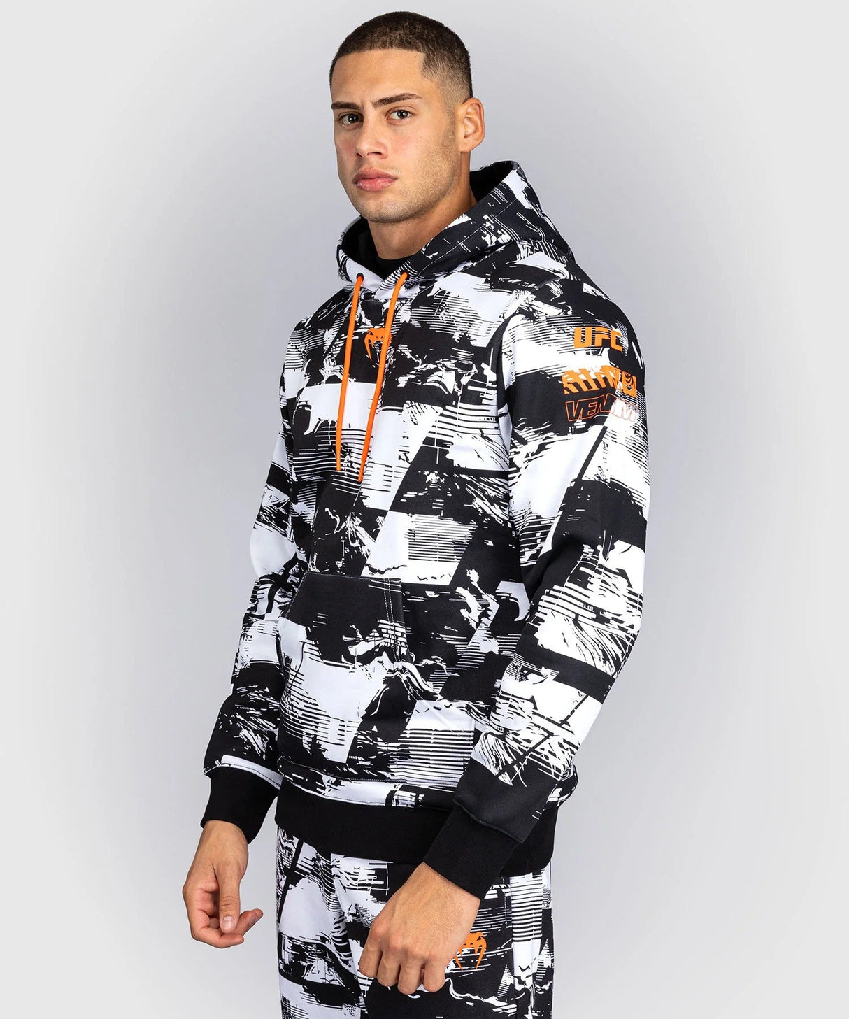 Sudadera con capucha Venum UFC Zenith – Negro/Blanco, VNMUFC-00428-108