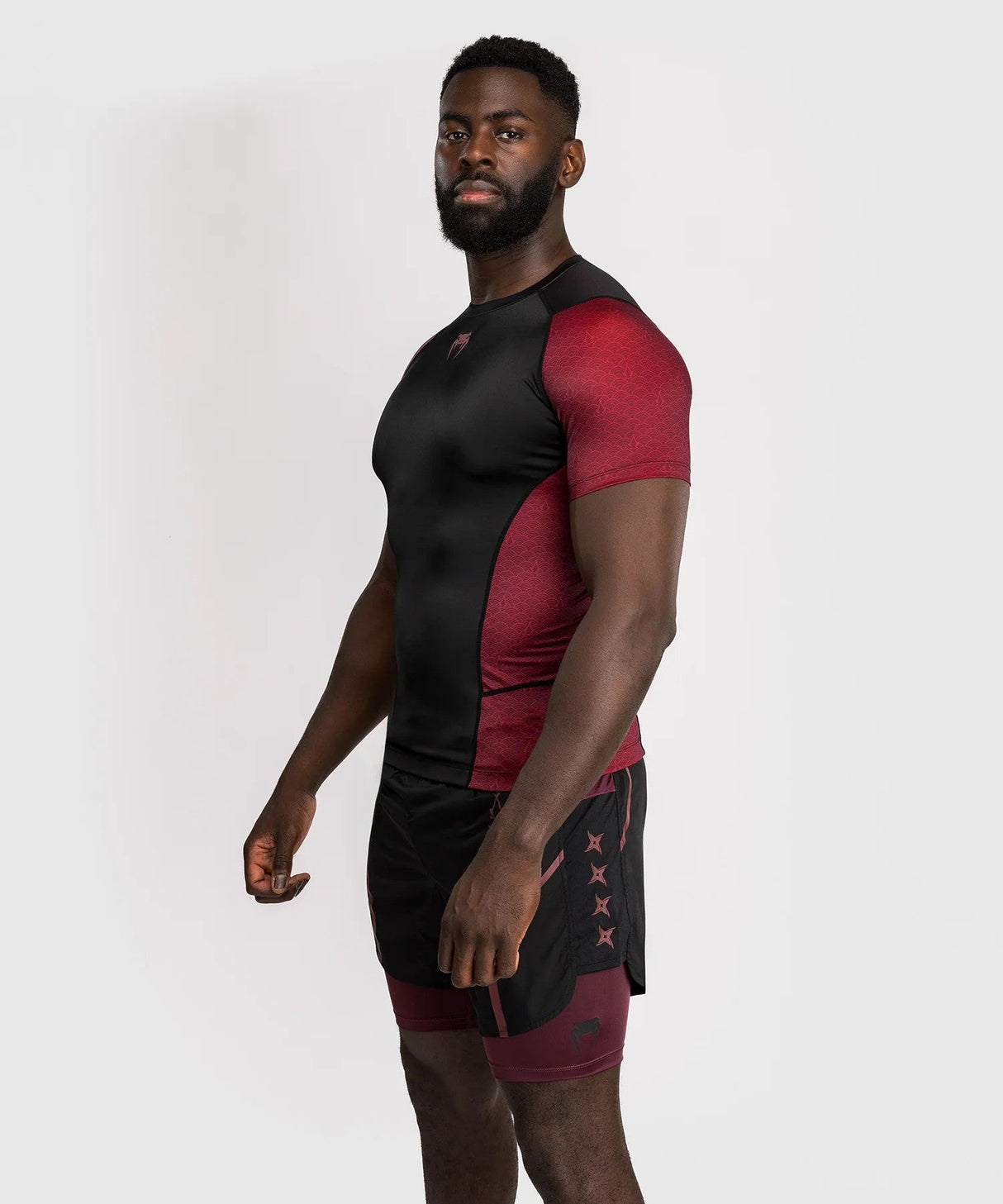 Rashguard à manches courtes pour homme Venum x Assassin’s Creed Shadows – Bordeaux/Noir