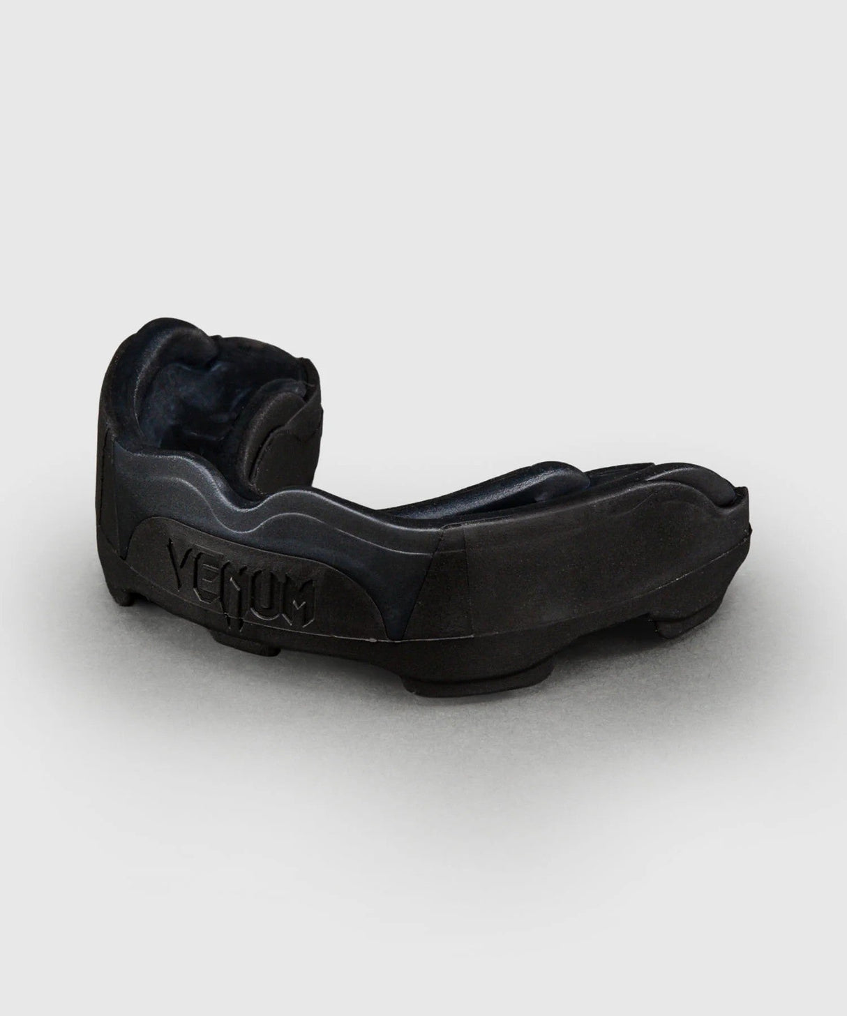 Venum Predator Mouthguard – Black/Black/Red, VENUM-0621-680