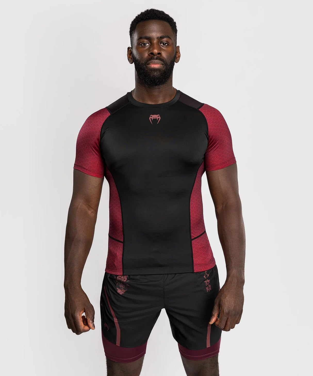 Rashguard à manches courtes pour homme Venum x Assassin’s Creed Shadows – Bordeaux/Noir
