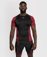 Rashguard à manches courtes pour homme Venum x Assassin’s Creed Shadows – Bordeaux/Noir