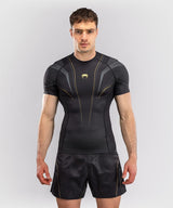 Rashguard à manches courtes Venum Streamline – Noir/Or, VENUM-06296-126