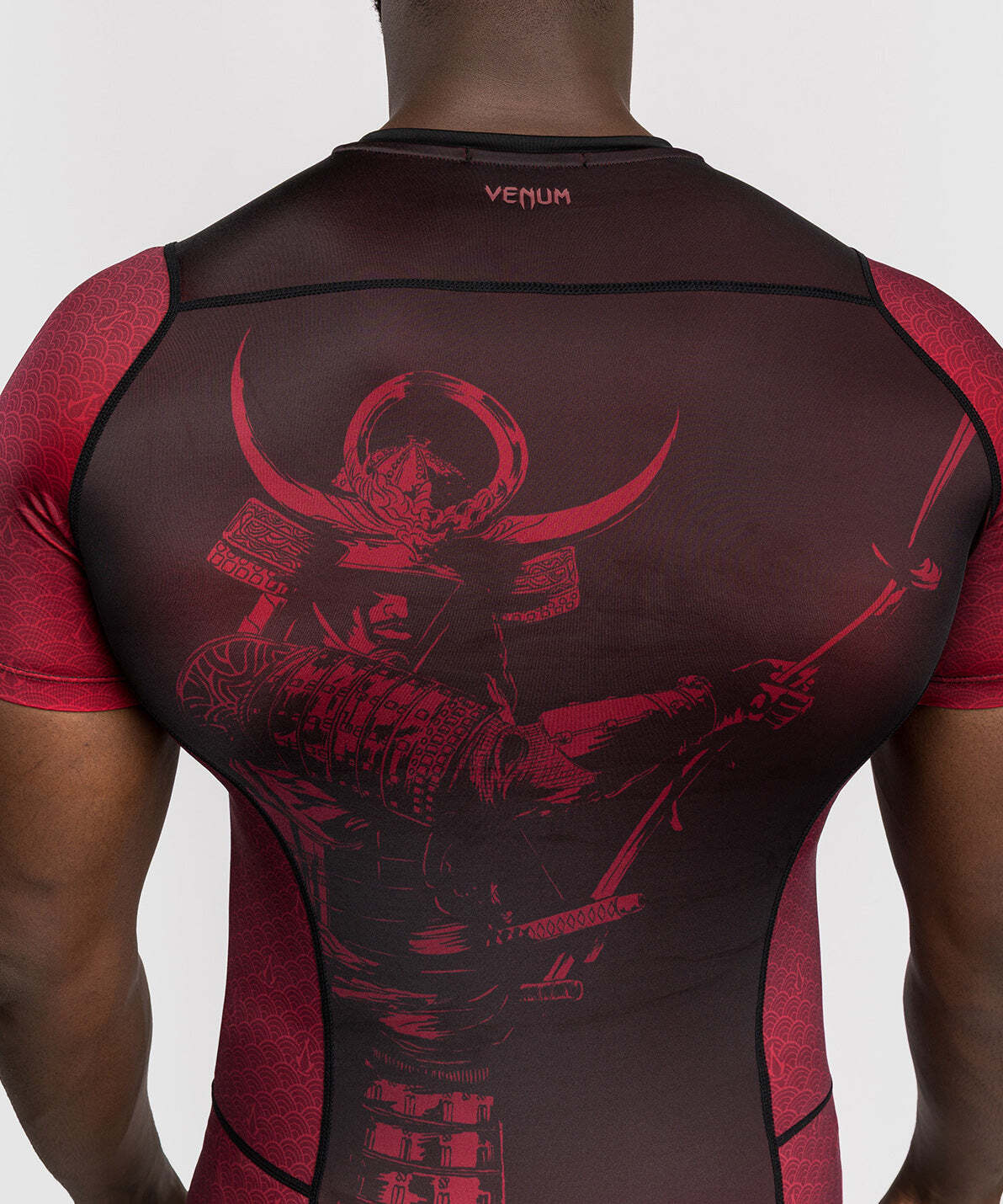 Rashguard à manches courtes pour homme Venum x Assassin’s Creed Shadows – Bordeaux/Noir