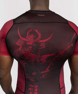 Rashguard à manches courtes pour homme Venum x Assassin’s Creed Shadows – Bordeaux/Noir