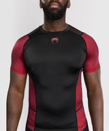 Rashguard à manches courtes pour homme Venum x Assassin’s Creed Shadows – Bordeaux/Noir