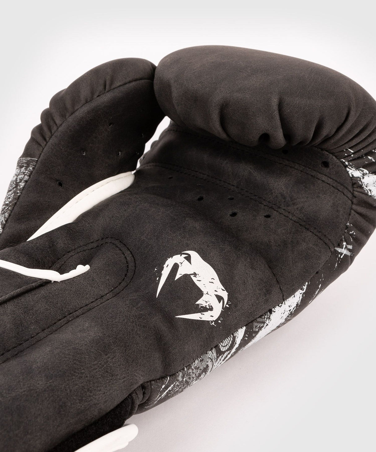Venum boxing gloves GLDTR 4.0- black/white