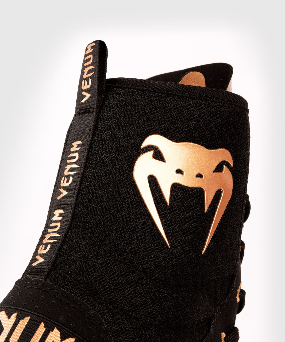 Venum Elite boxing shoes - black/gold